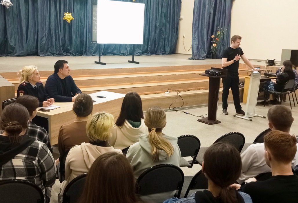 В Протвино сотрудники УМВД России «Серпуховское» и общественник провели лекторий по профилактике мошенничеств
