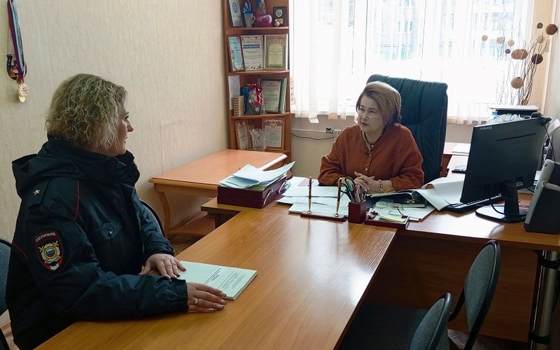 В Протвино полицейские провели беседы с руководством школ по профилактике экстремизма и терроризма
