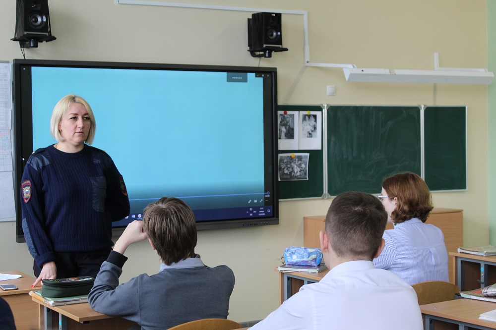 Сотрудники МУ МВД России «Серпуховское» провели правовую беседу со школьниками