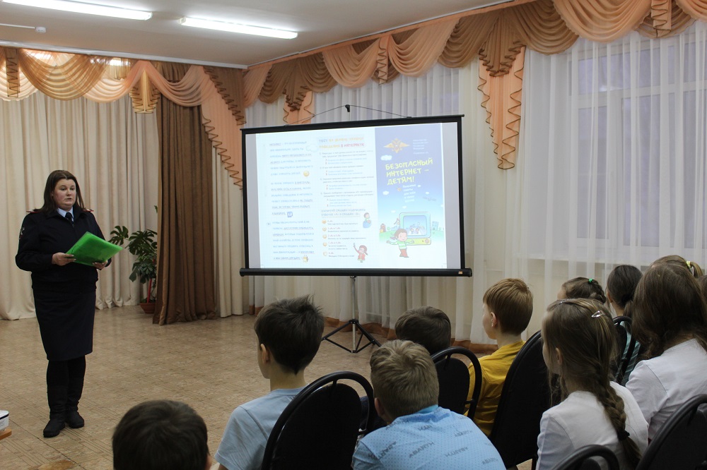 Полицейские МУ МВД России «Серпуховское» провели акцию «Безопасный интернет детям»