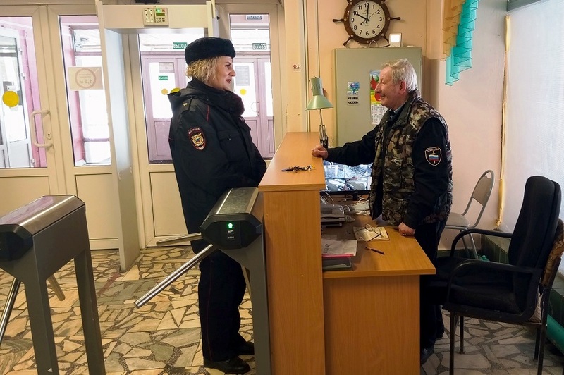 В Протвино полицейские провели беседы с руководством школ по профилактике экстремизма и терроризма