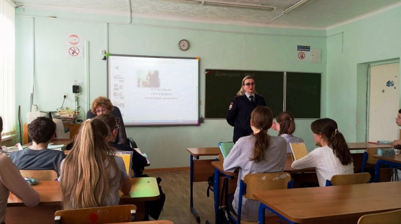 Сотрудница полиции провела профилактические беседы с восьмиклассниками общеобразовательной школы посёлка Оболенск