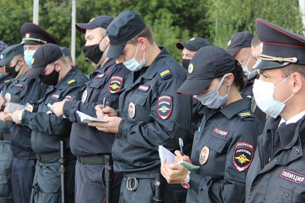 Полицейские МУ МВД России «Серпуховское» совместно с общественниками провели строевой смотр