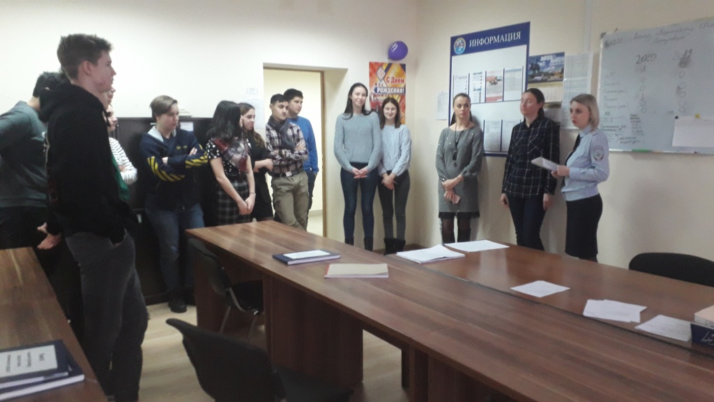 Сотрудники Госавтоинспекции провели экскурсию в отдел ГИБДД для студентов Губернского профессионального колледжа.
