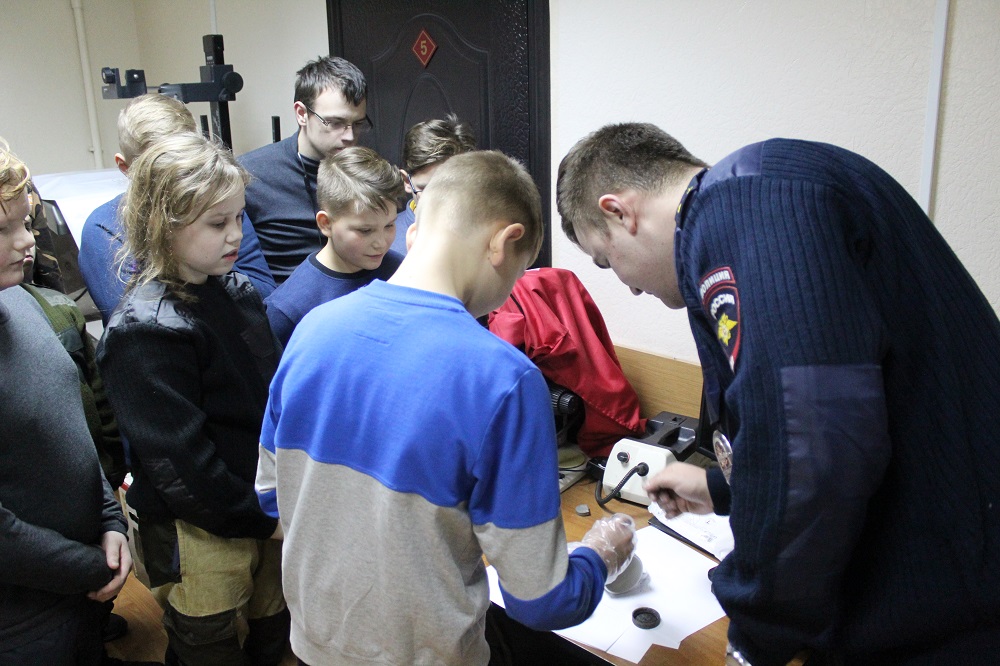 Сотрудники полиции г.о. Серпухов провели для школьников акцию «Знакомство с профессией»