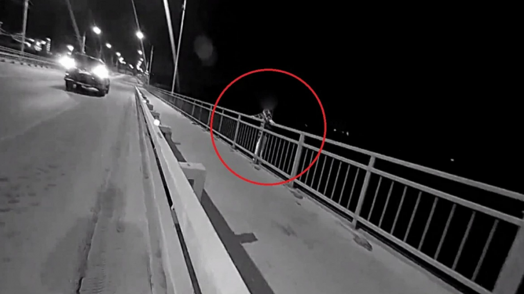 В подмосковном Серпухове инспекторы ДПС отговорили девушку от прыжка с моста